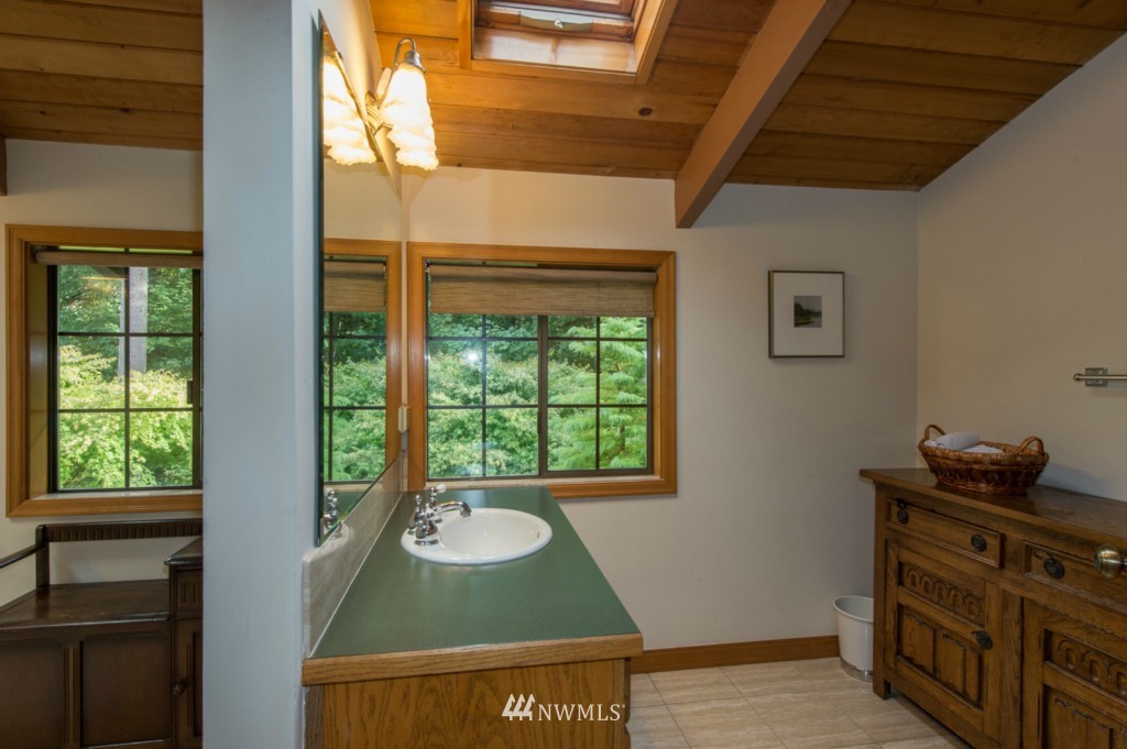 18115 Thorsen Road Southwest Vashon, WA 98070 - Photo 17 of 25 Gallery Image 17
