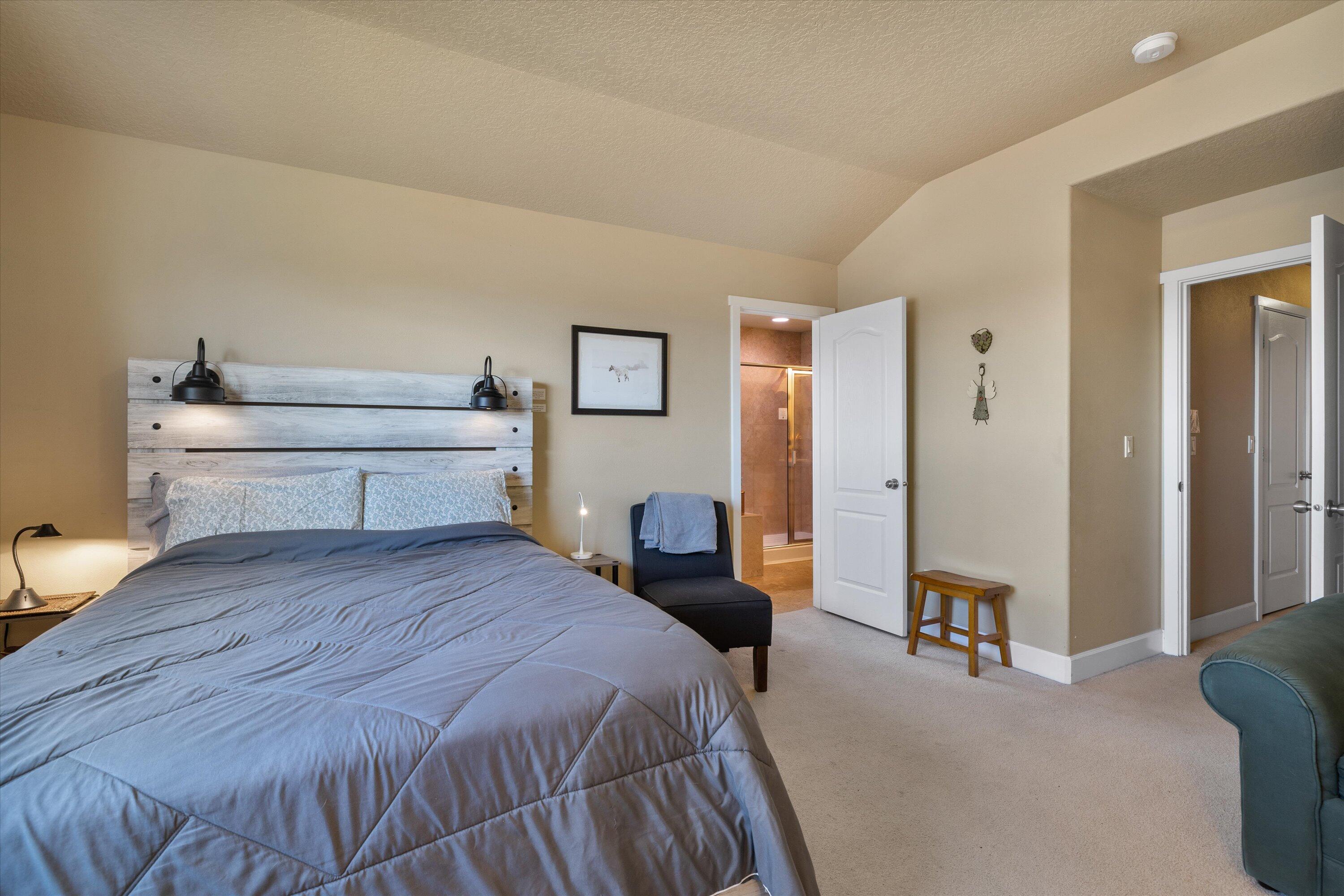 20737 Kilbourne Loop Bend, OR 97701 - Photo 24 of 29 Primary bedroom
