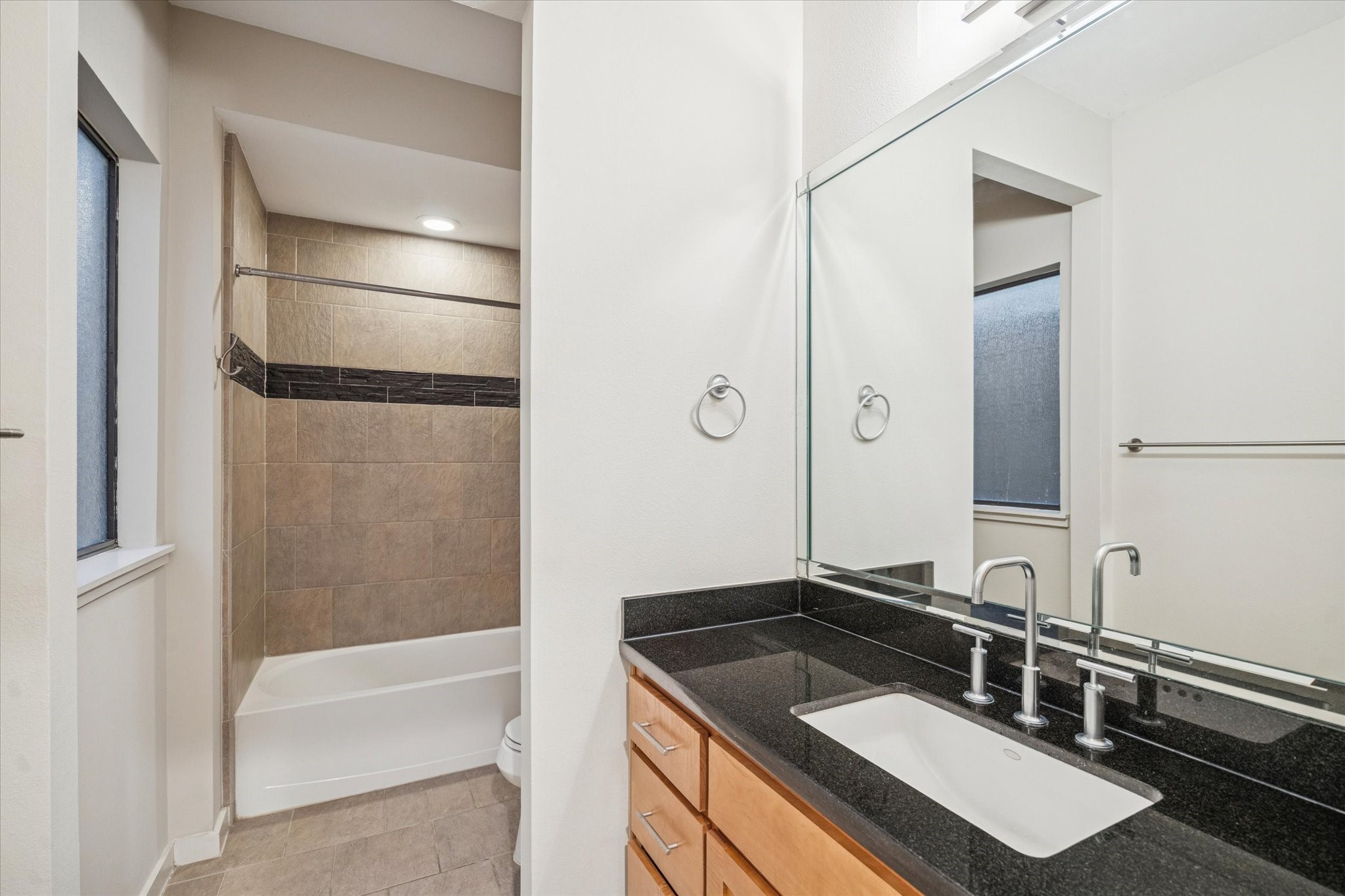 220 Detering Street Houston, TX 77007 - Photo 25 of 27 a bathroom with a sink and a bathtub