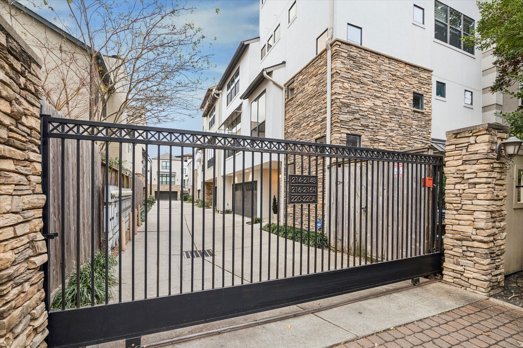 220 Detering Street Houston, TX 77007 - Photo 27 of 27 a view of a balcony