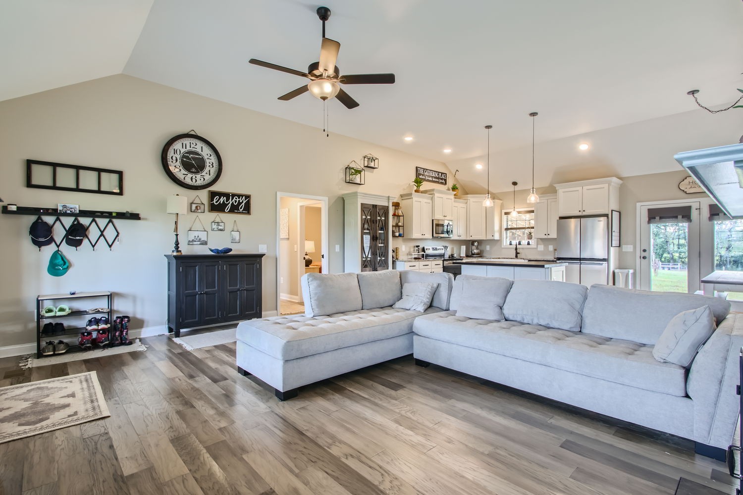 3633 South Hyde Road Springfield, TN 37172 - Photo 8 of 37 a living room with furniture kitchen view and a window