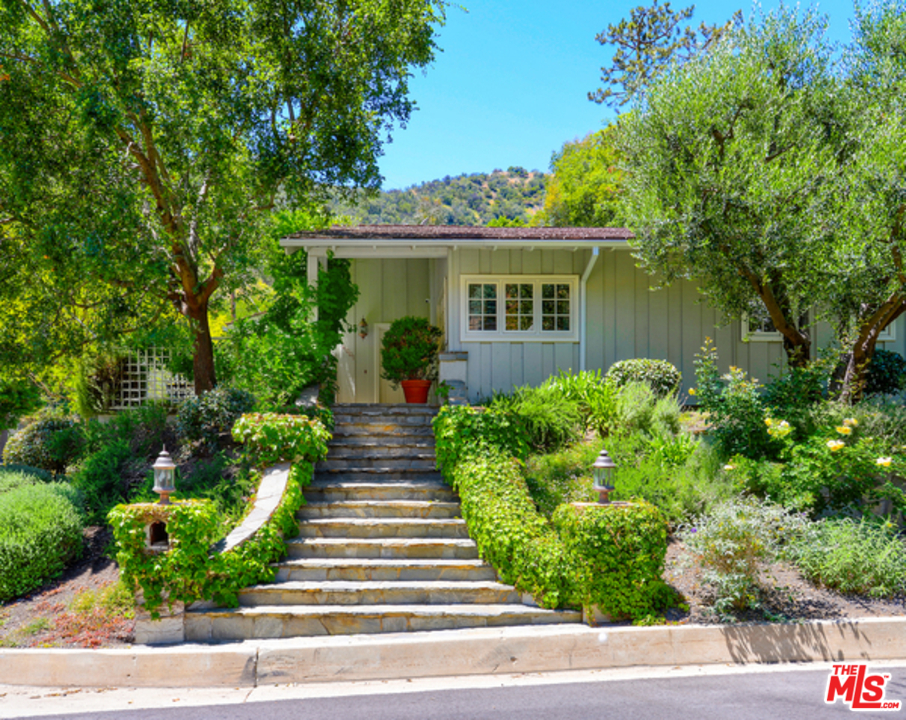 4001 Mandeville Canyon Road Los Angeles, CA 90049 - Photo 2 of 35
