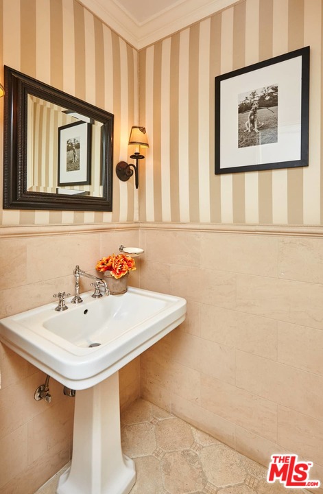 4001 Mandeville Canyon Road Los Angeles, CA 90049 - Photo 16 of 35