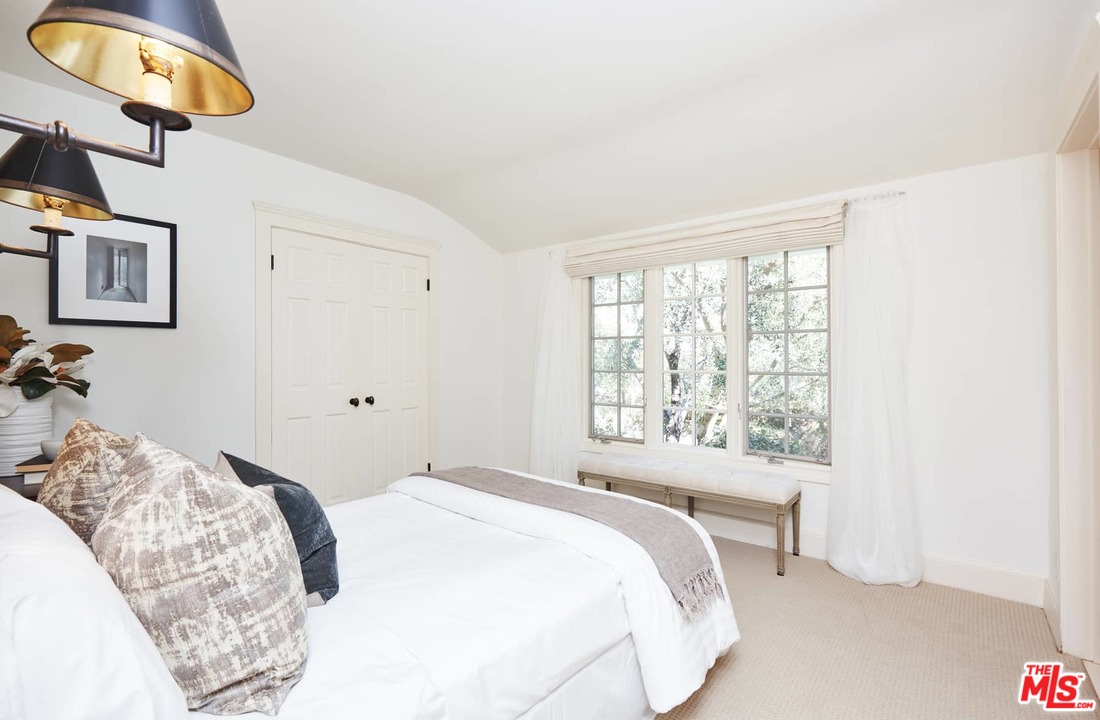 4001 Mandeville Canyon Road Los Angeles, CA 90049 - Photo 17 of 35
