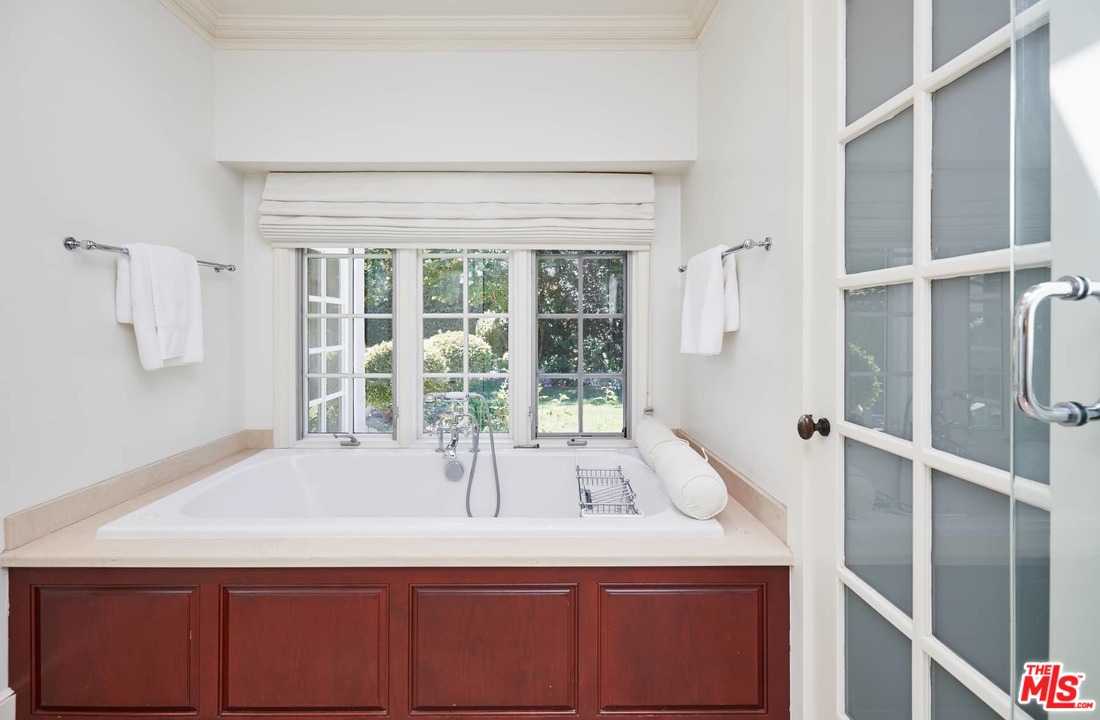 4001 Mandeville Canyon Road Los Angeles, CA 90049 - Photo 25 of 35