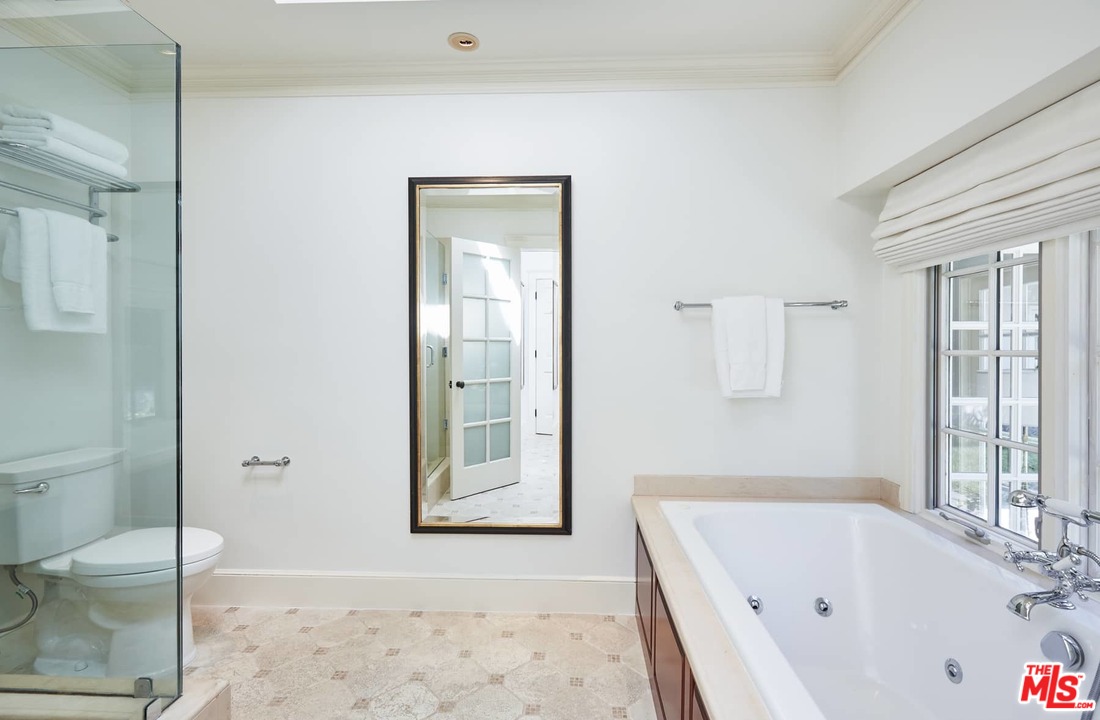 4001 Mandeville Canyon Road Los Angeles, CA 90049 - Photo 26 of 35