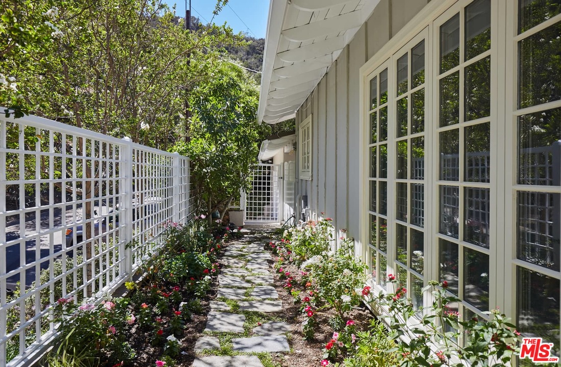 4001 Mandeville Canyon Road Los Angeles, CA 90049 - Photo 29 of 35