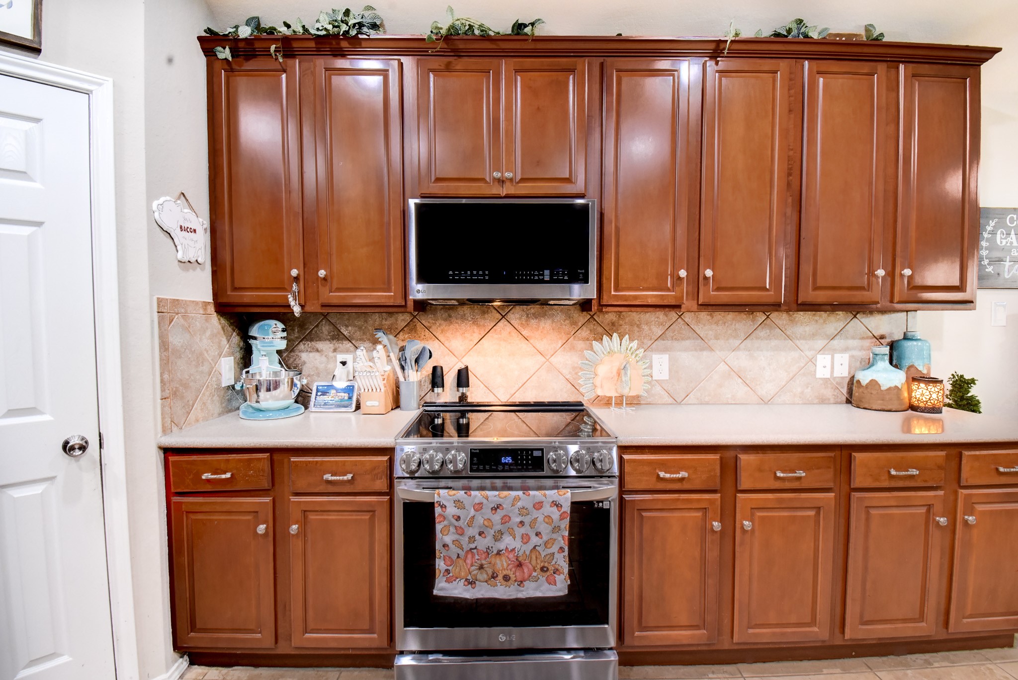 838 County Road 968 A Angleton, TX 77515 - Photo 17 of 49 a kitchen with granite countertop a stove and a microwave