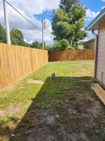 a view of a backyard