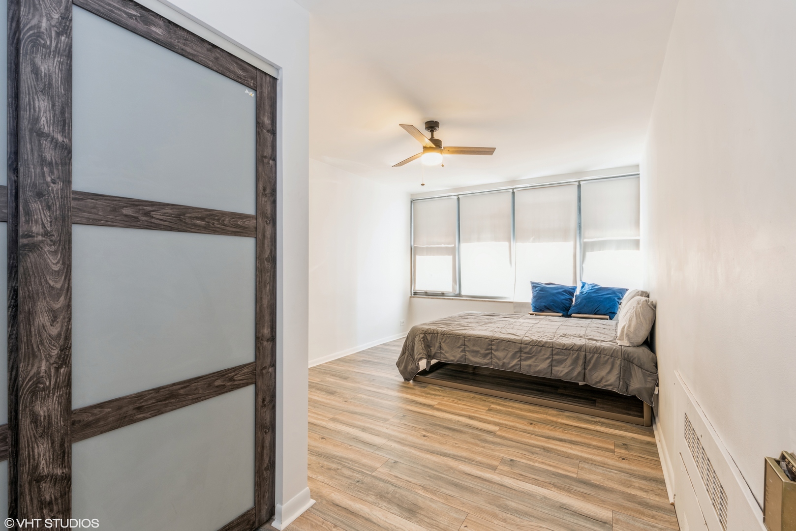 5801 North Sheridan Road, Unit 16E Chicago, IL 60660 - Photo 8 of 12 a living room with furniture and a wooden floor