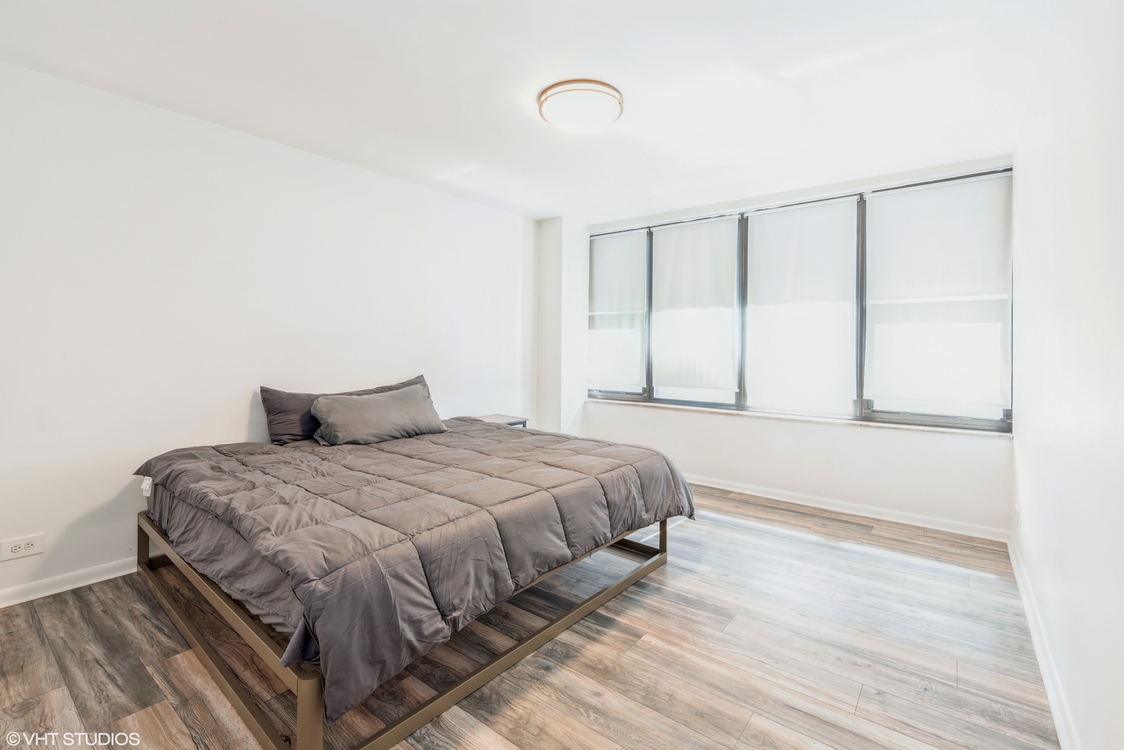 5801 North Sheridan Road, Unit 16E Chicago, IL 60660 - Photo 10 of 12 a bedroom with a bed and a window