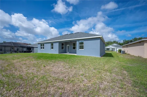 a view of a house with backyard and garden