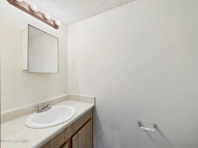 $950 | 201 High Meadows Boulevard, Unit 220, Lafayette, LA 70507