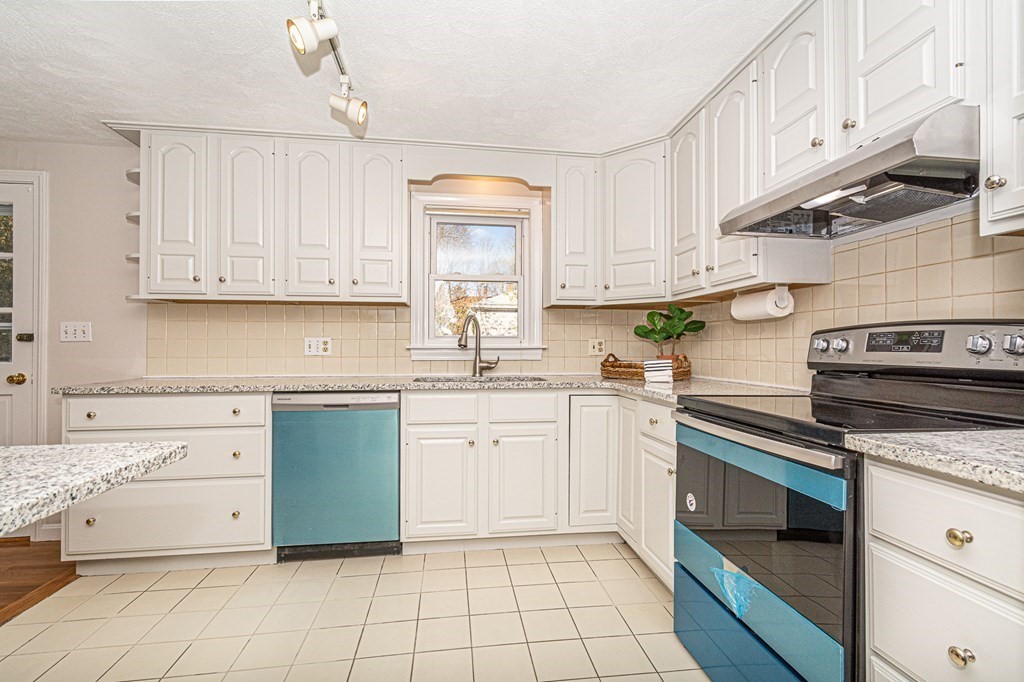 3 Locust Street Reading, MA 01867 - Photo 12 of 38 Gallery Image 12