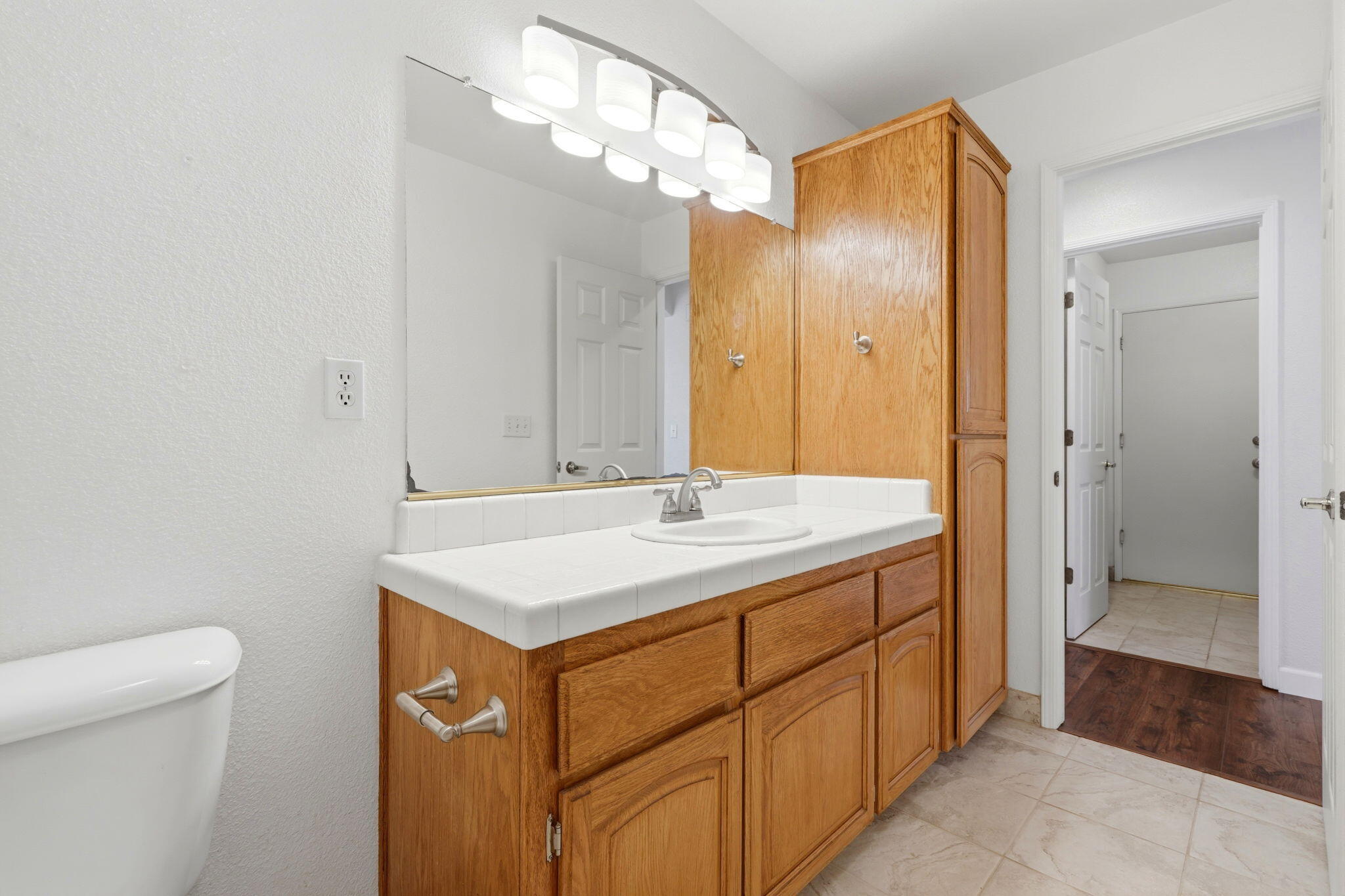 952 Scotland Street Lemoore, CA 93245 - Photo 32 of 53 Bathroom 1
