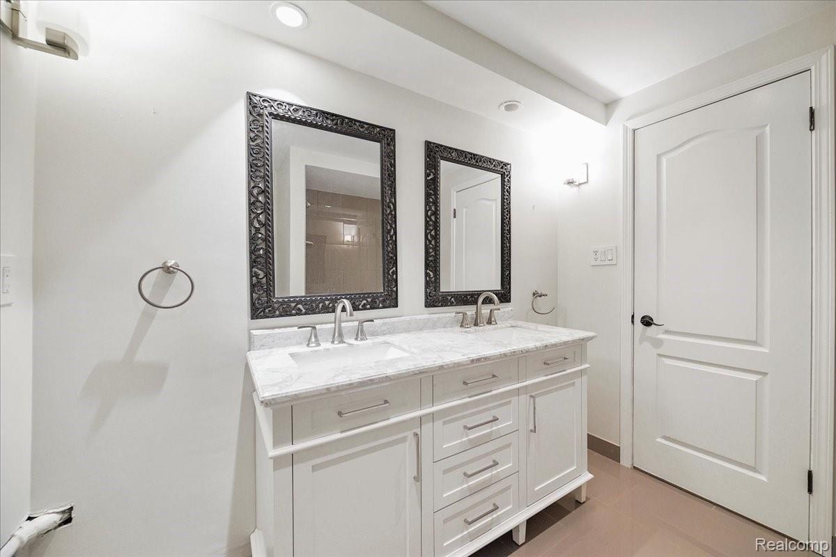 2235 West Maple Road Birmingham, MI 48009 - Photo 23 of 33 29-Bathroom.jpg