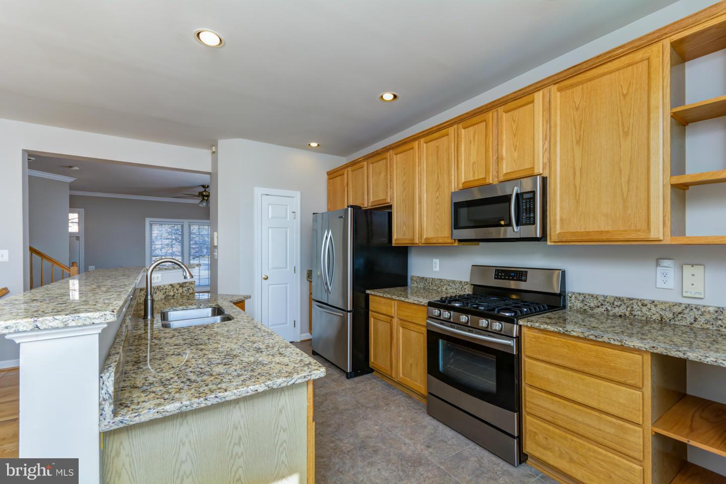 6685 Debra Lu Way Springfield, VA 22150 - Photo 4 of 29 Kitchen