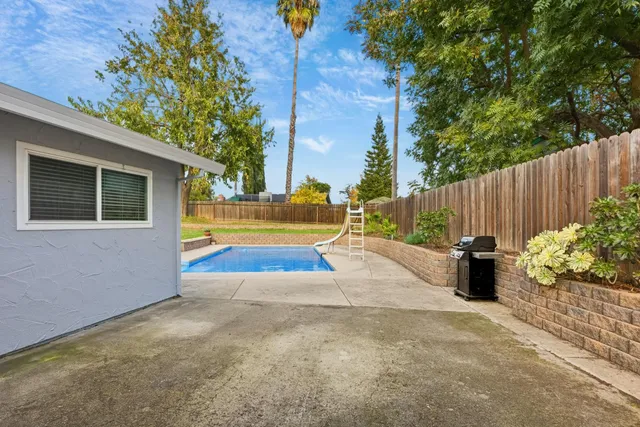 a view of a backyard