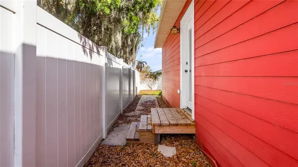 a view of a backyard