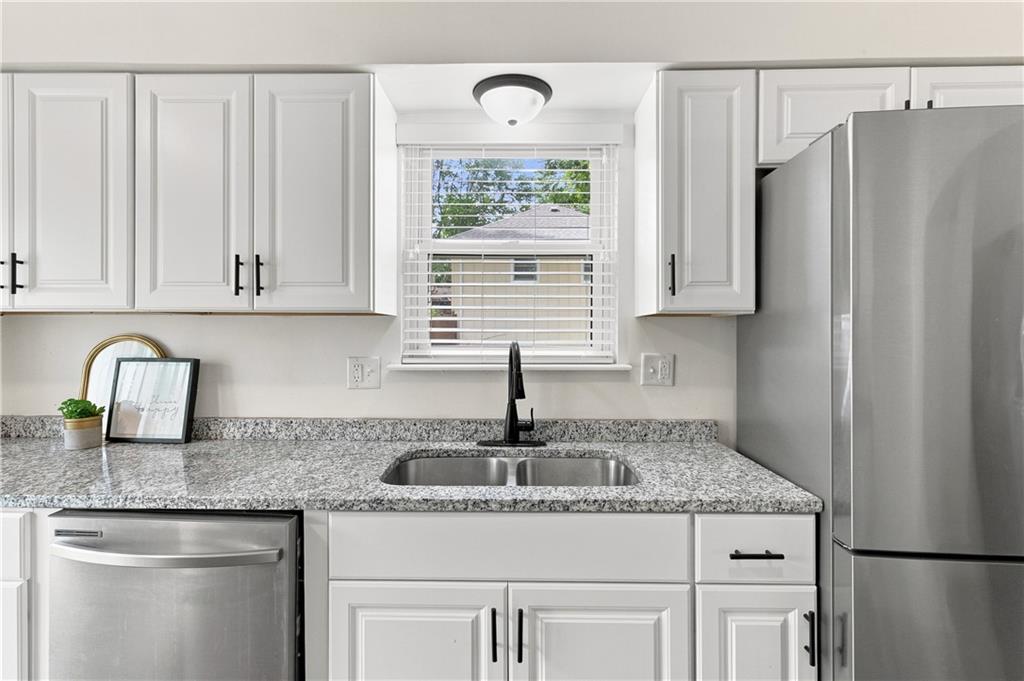 6015 Hauser Street Shawnee, KS 66216 - Photo 8 of 34
