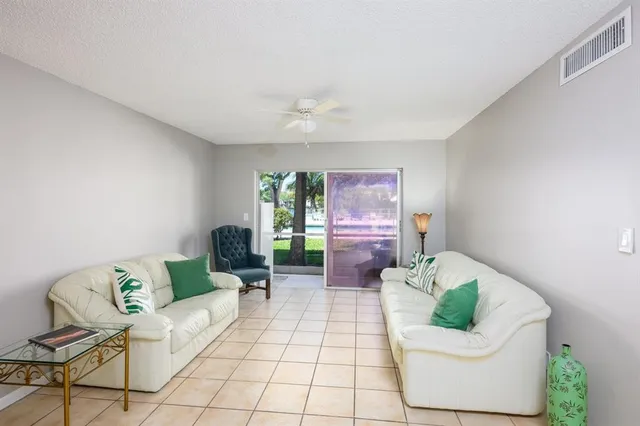 $259,000 | 17 Jacaranda Drive, Unit 117, Plantation, FL 33324