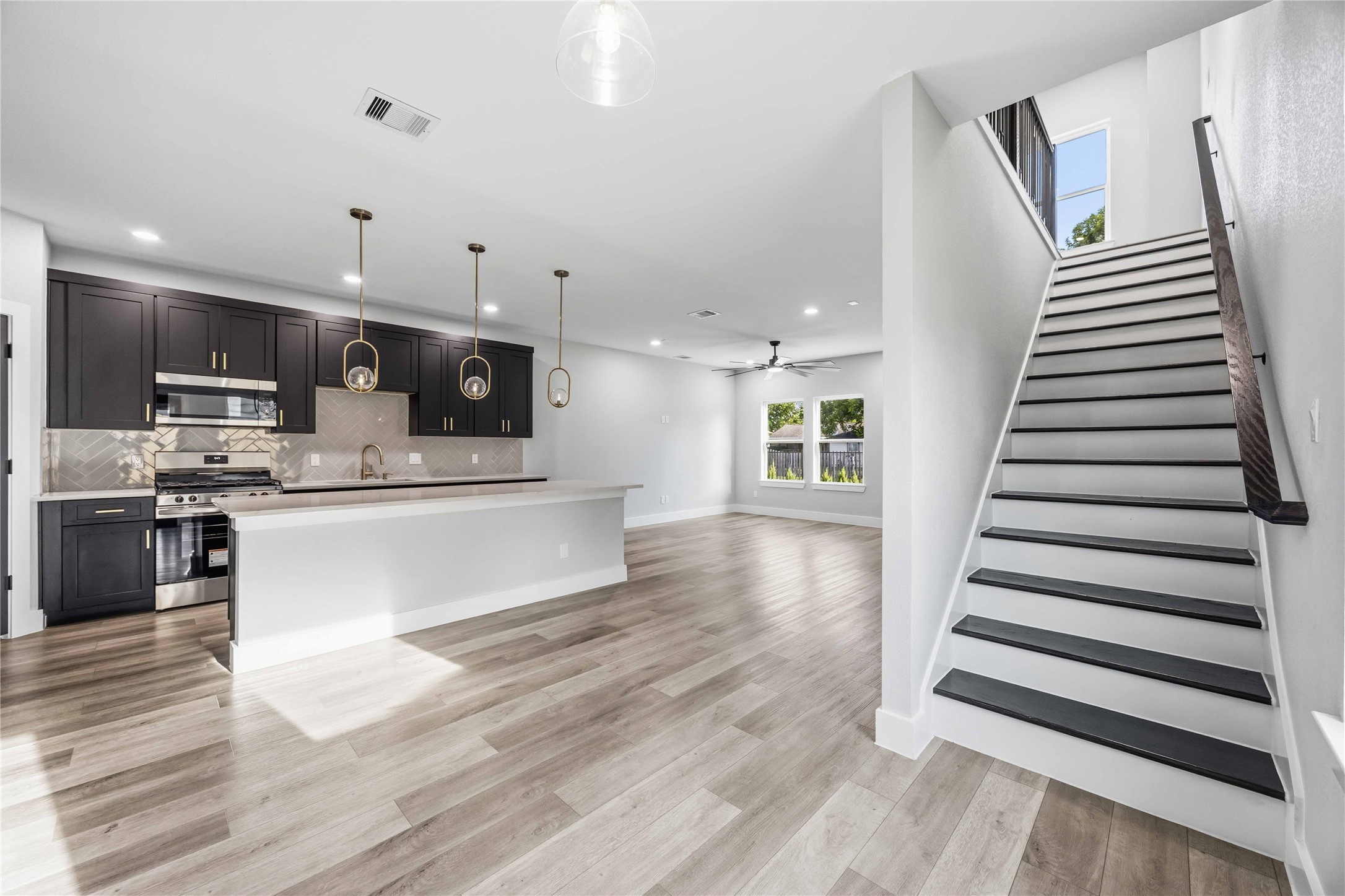 5326 Ridgeway Drive Houston, TX 77033 - Photo 11 of 31 Gallery Image 11