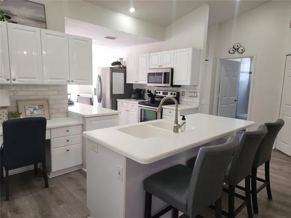 $2,400 | 6503 Fairway Gardens Drive, Bradenton, FL 34203