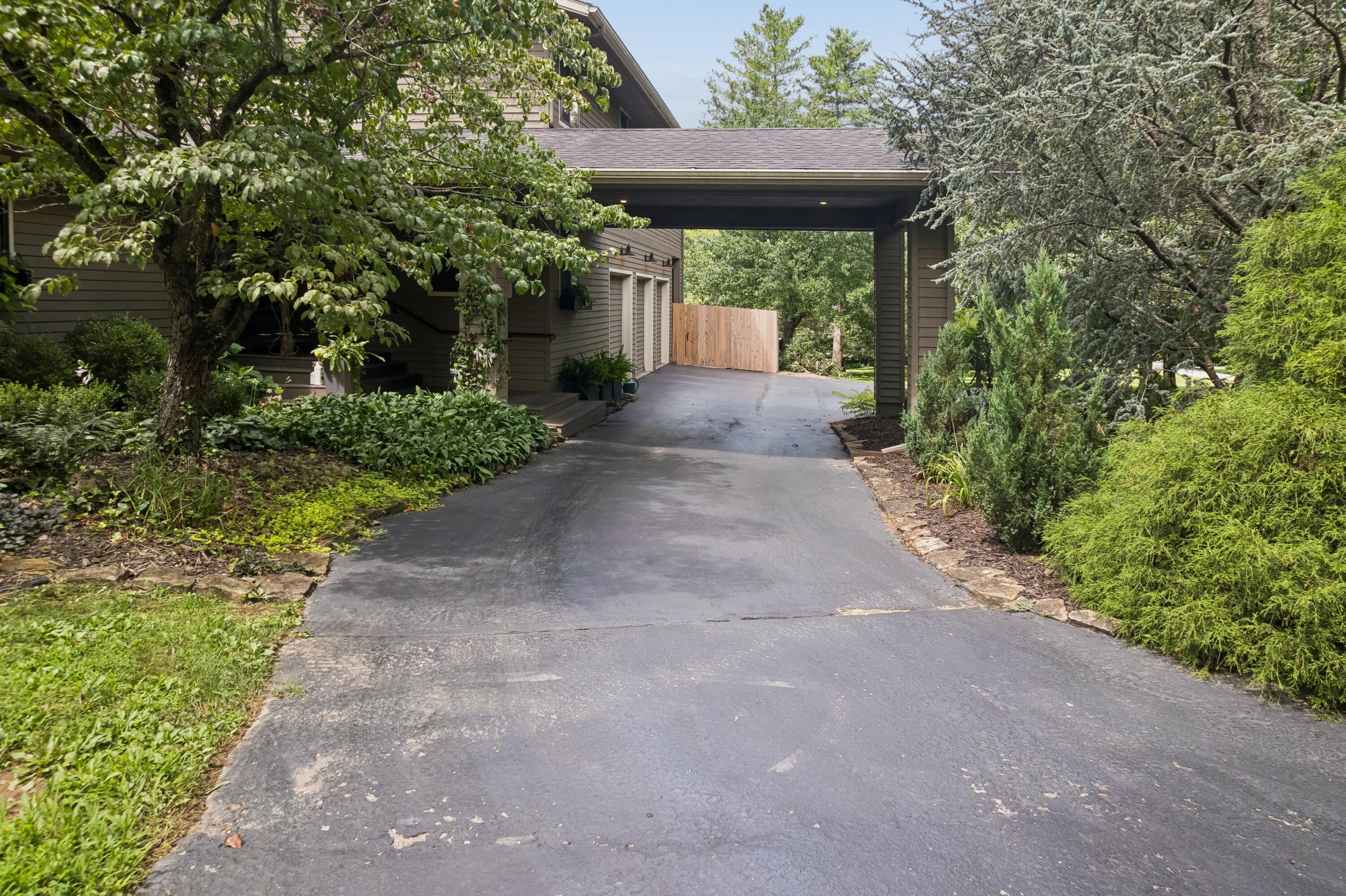 4550 East Bannister Road Springfield, MO 65809 - Photo 3 of 49 Circle Driveway