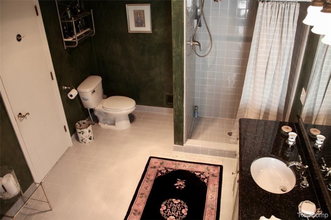 3584 Wedgewood Drive Rochester, MI 48306 - Photo 18 of 37 Upstairs master bath 2.jpg