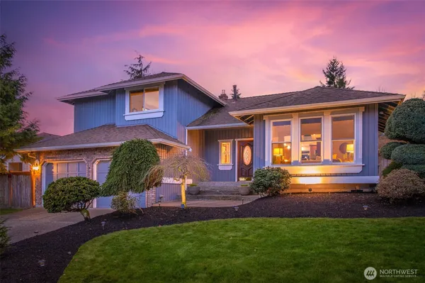 a view of a house with a yard
