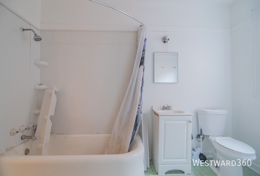 7833 South Kingston Avenue, Unit 2 Chicago, IL 60649 - Photo 7 of 15 a bathroom with a bathtub and a toilet