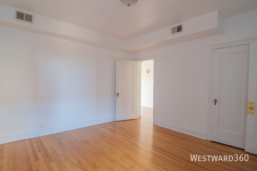 7833 South Kingston Avenue, Unit 2 Chicago, IL 60649 - Photo 9 of 15 a view of an empty room