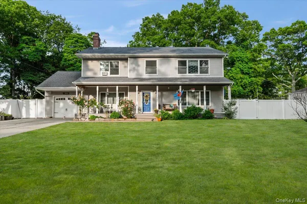$749,999 | 7 Maple Avenue, Holbrook, NY 11741