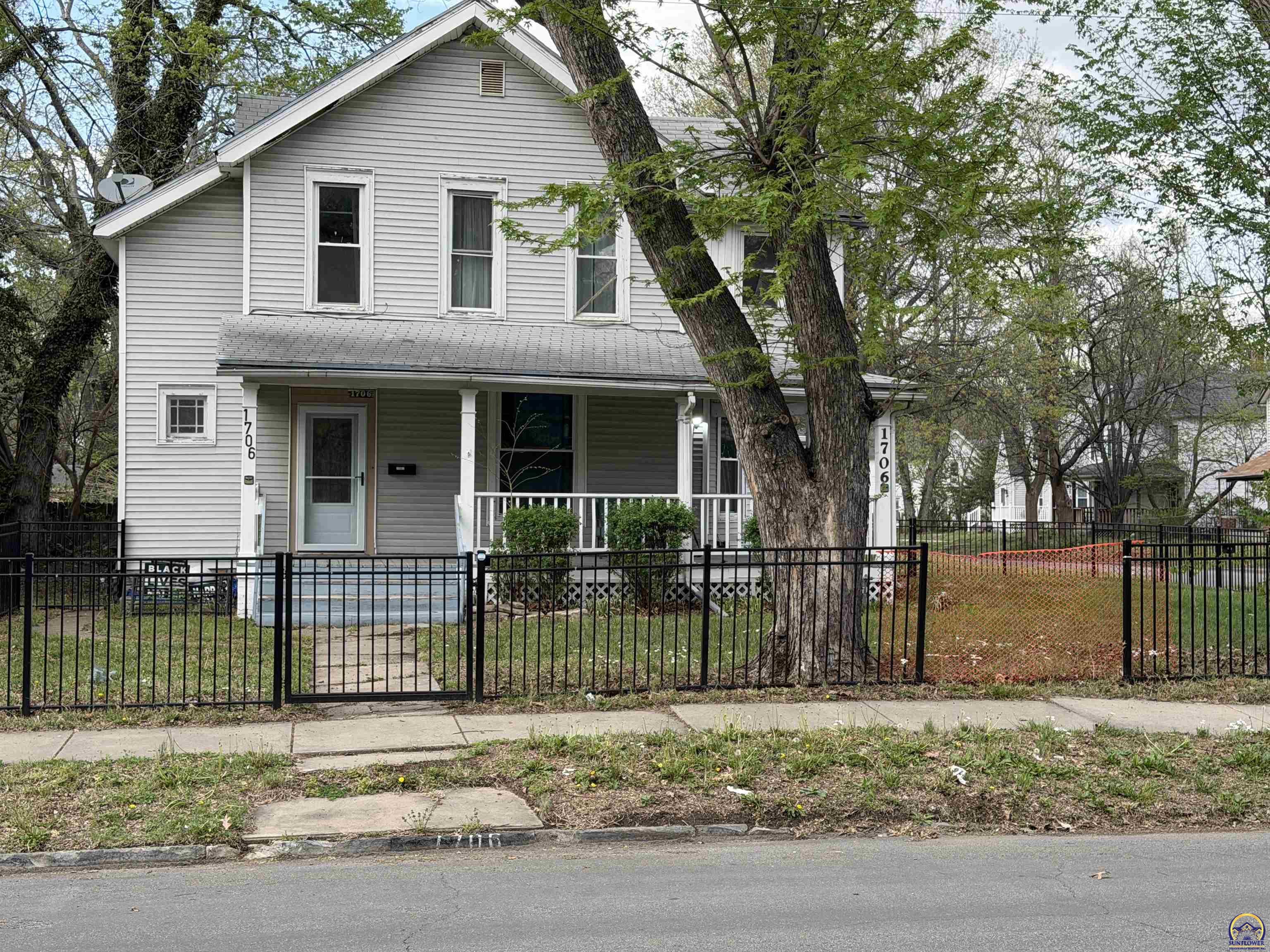 1706 Southwest 15th Street Topeka, KS 66604 - Photo 1 of 16