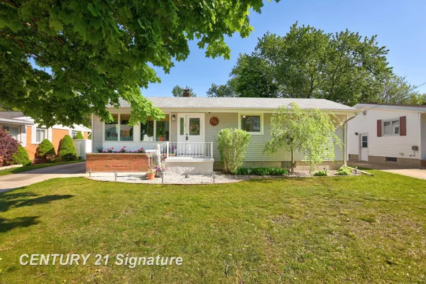 $194,900 | 2101 North Brentwood Place, Essexville, MI 48732