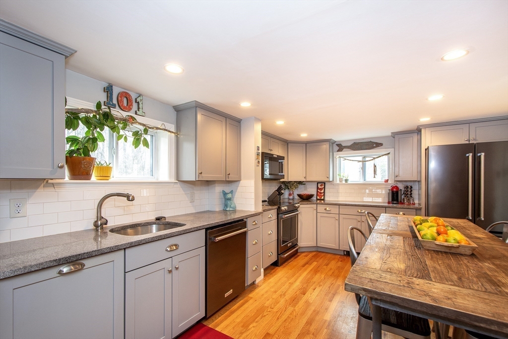 101 Booth Hill Road Scituate, MA 02066 - Photo 3 of 37 Gallery Image 3