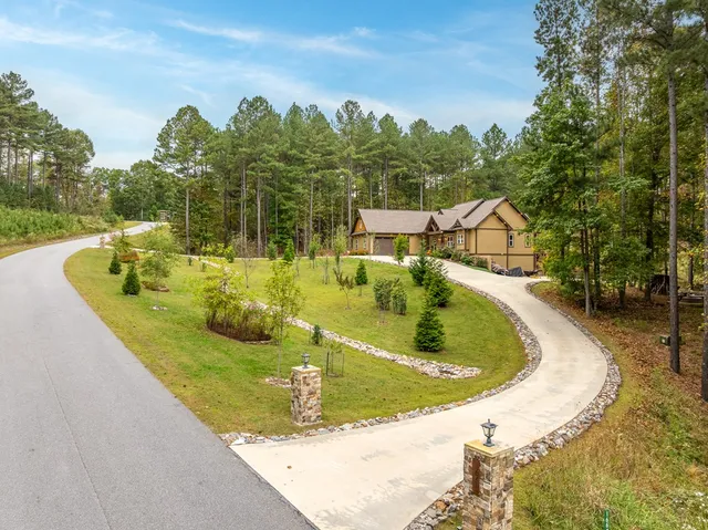 a view of a house with backyard