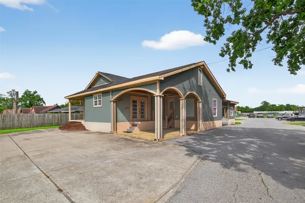 a view of a house with yard and deck area