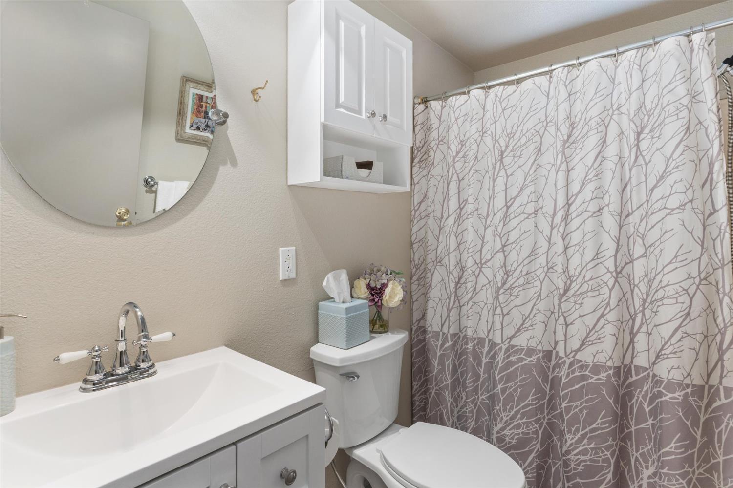 340 Tom Bell Road, Unit 259 Murphys, CA 95247 - Photo 22 of 43 Guest bathroom with quartz countertop and tub/shower.
