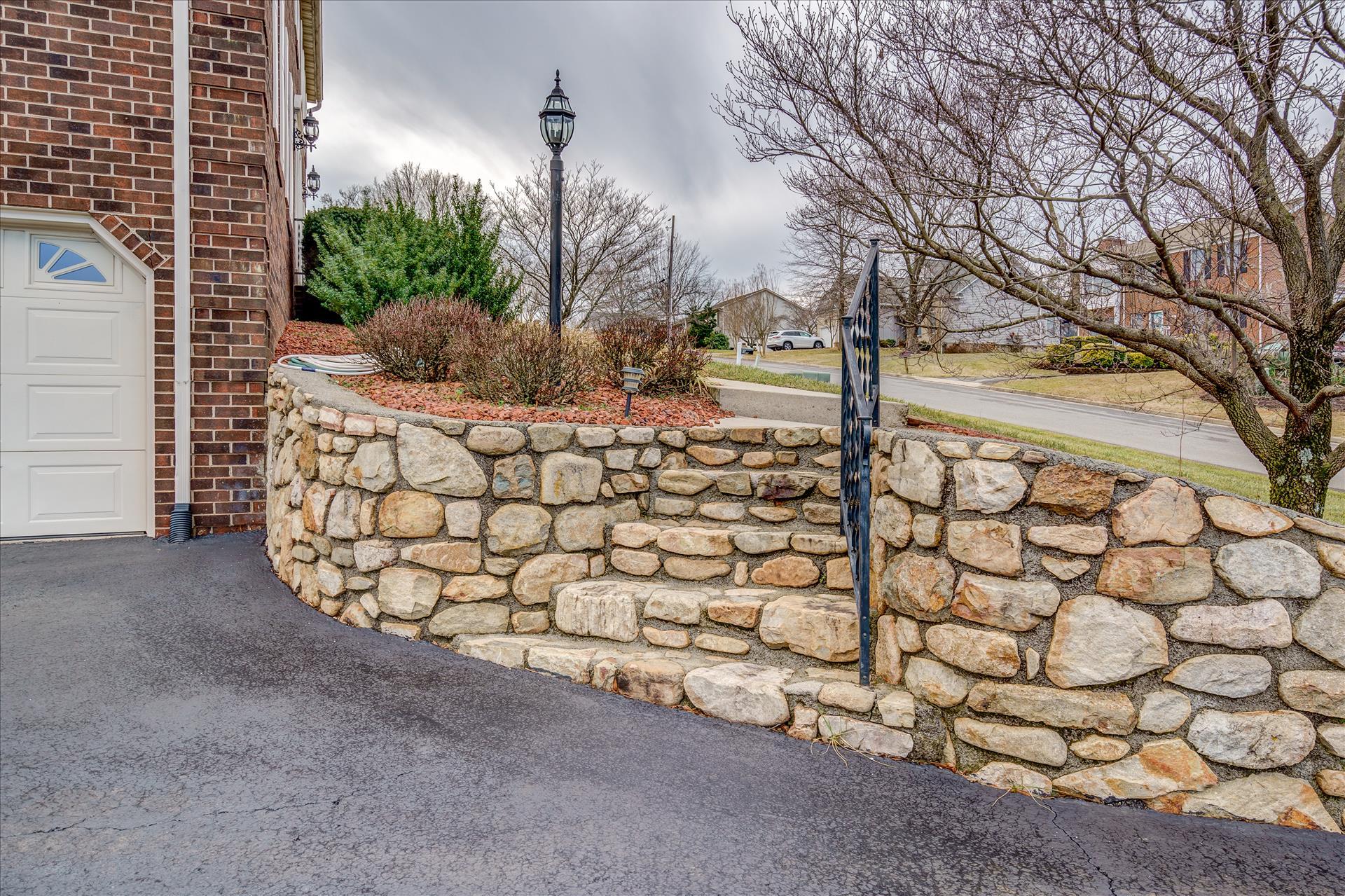 311 North Preston Road Vinton, VA 24179 - Photo 4 of 27 Front Walkway
