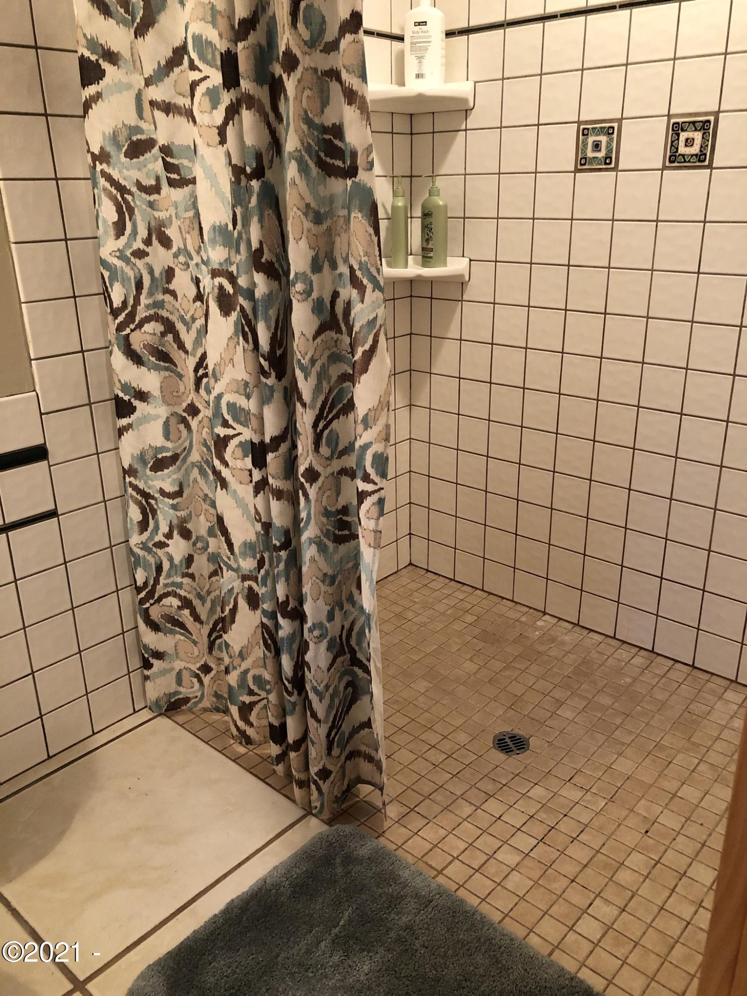 17 Shell Street Yachats, OR 97498 - Photo 46 of 63 Roll-in shower (bathroom 2)