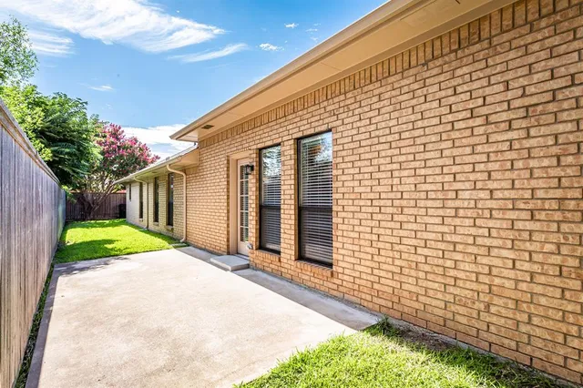a view of a backyard with brick wall