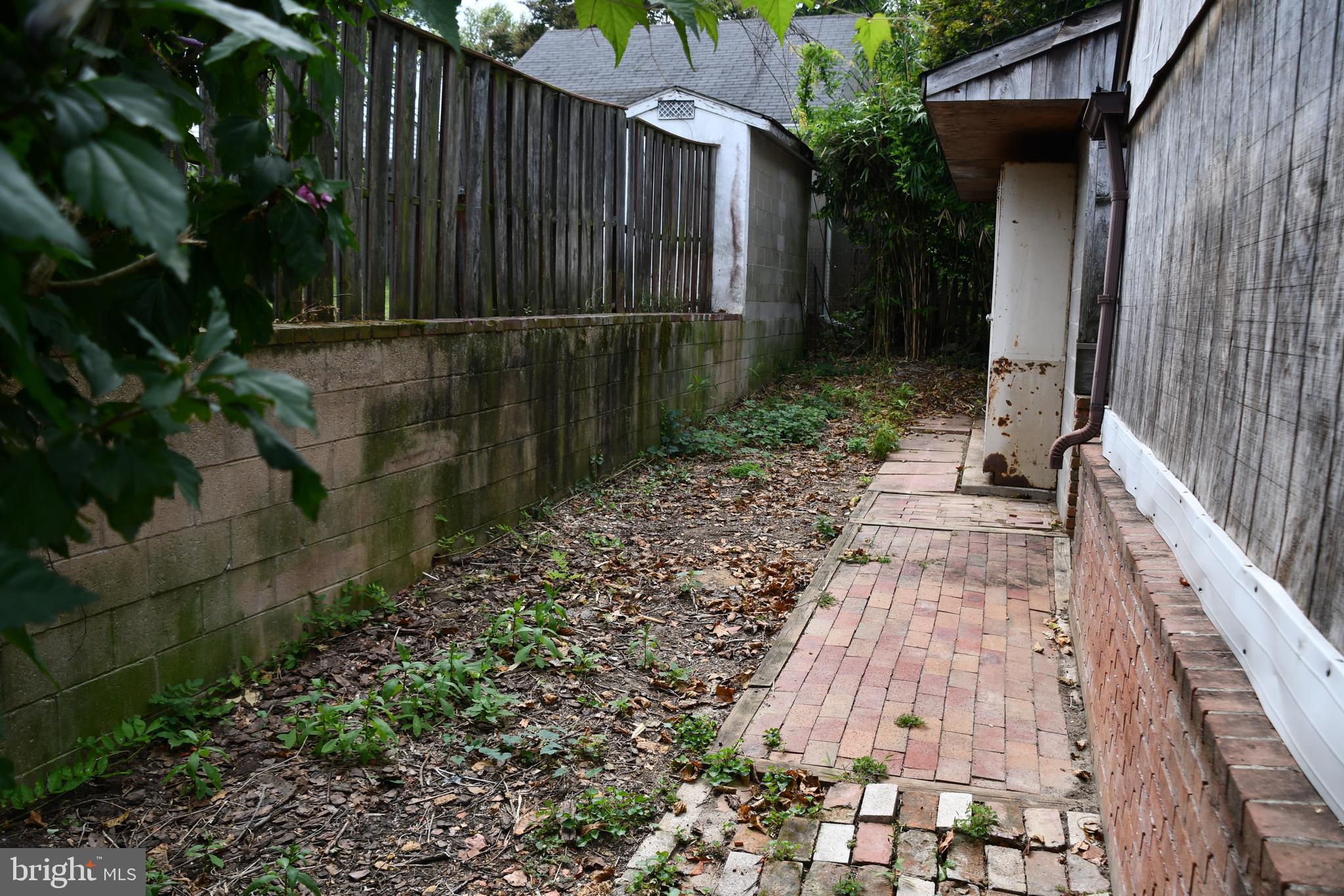 615 Overbrook Road Baltimore, MD 21212 - Photo 33 of 48 a backyard of a house with lots of green space