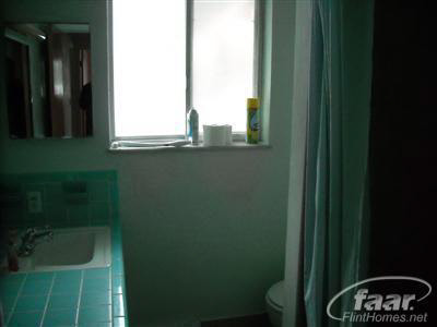1046 South Graham Road Flint, MI 48532 - Photo 13 of 24 20165929-12.JPG