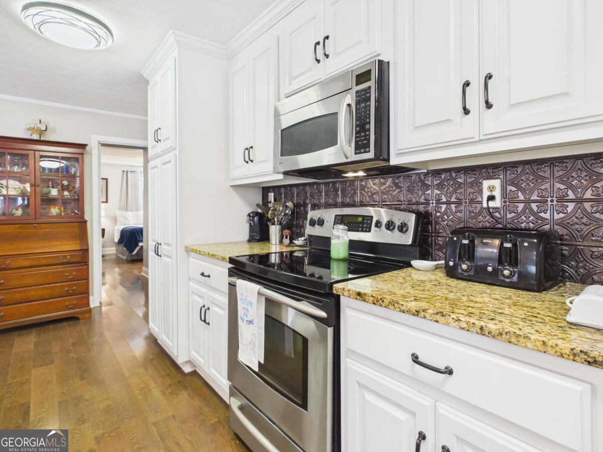 228 Hickory Point Buckhead, GA 30625 - Photo 2 of 34