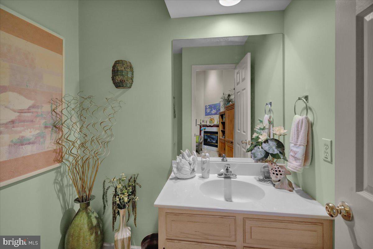 130 Gantz Meadows Mount Joy, PA 17552 - Photo 14 of 35 1st floor powder room