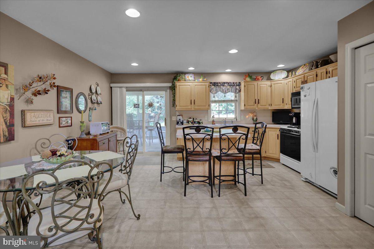130 Gantz Meadows Mount Joy, PA 17552 - Photo 8 of 35 Kitchen island w/ stools