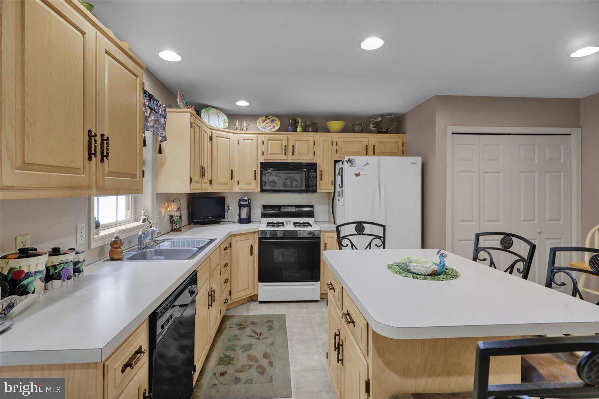 130 Gantz Meadows Mount Joy, PA 17552 - Photo 10 of 35 Kitchen / gas range