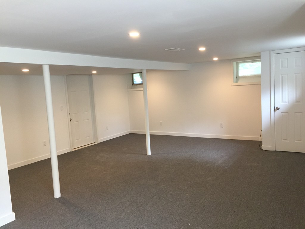 7 Chapman Road Boxford, MA 01921 - Photo 20 of 22 an empty room with windows