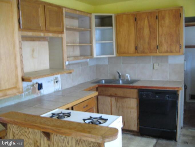 21672 Enterprise Road Lexington Park, MD 20653 - Photo 6 of 8 Counter & Cabinet Space